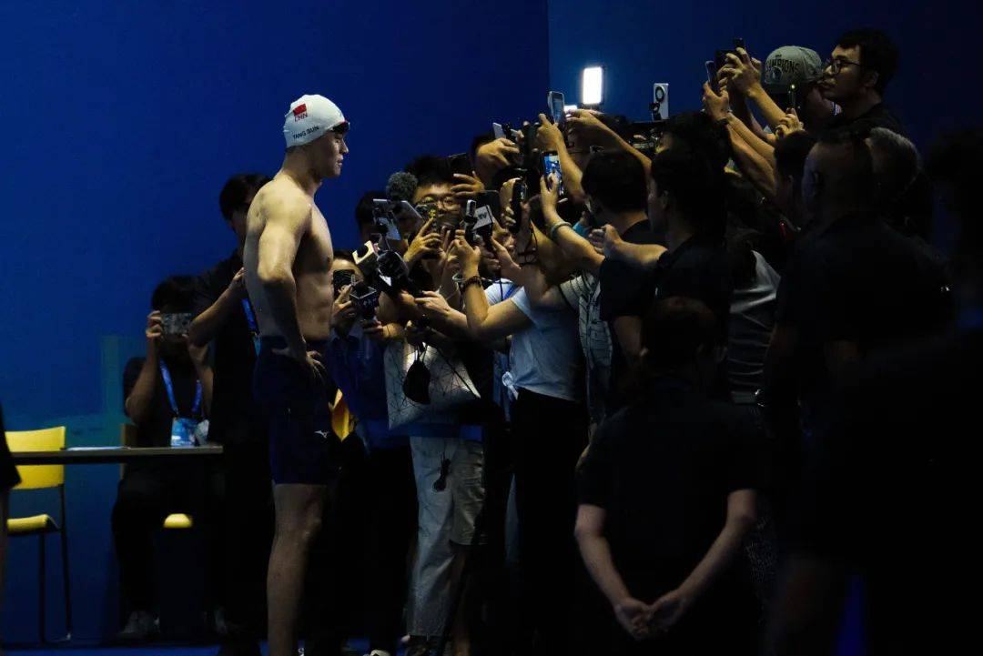 od体育官网-情绪激动！运动员感慨艰辛后最终夺冠(运动员在赛场上奋力拼搏,终于夺得桂冠)