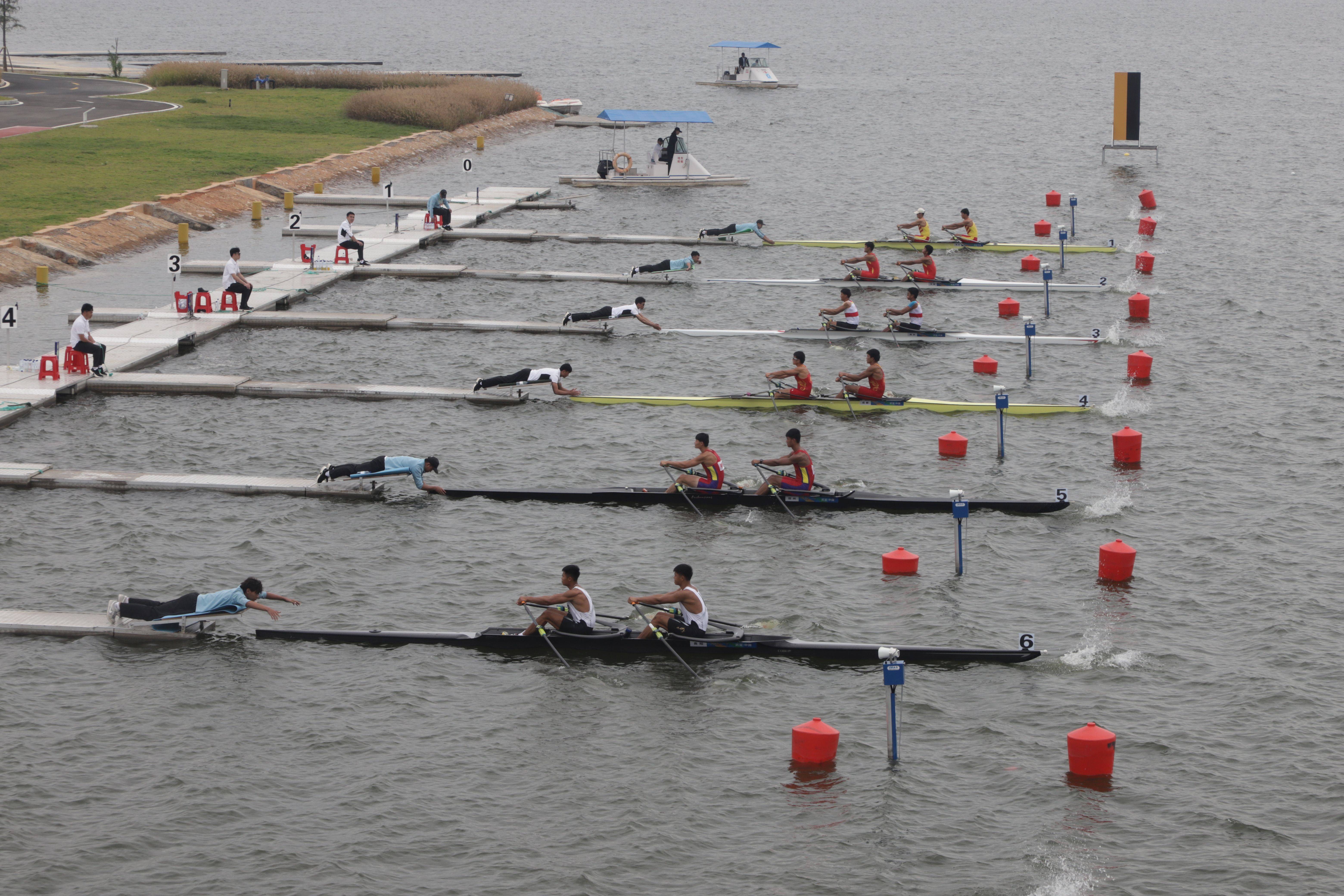 赛艇比赛男子组决赛场面激烈的简单介绍